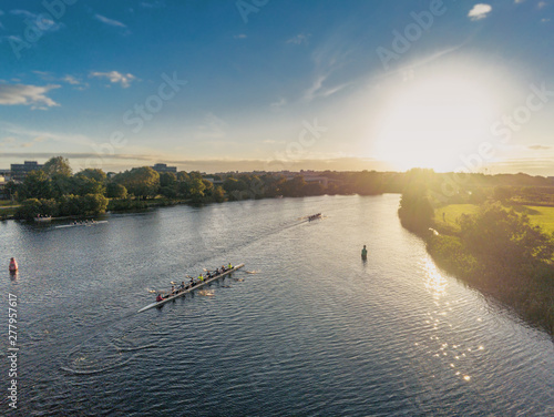 Foto Classic eight practice, Corrib river, Galway city, Sunset sky and sun, flare