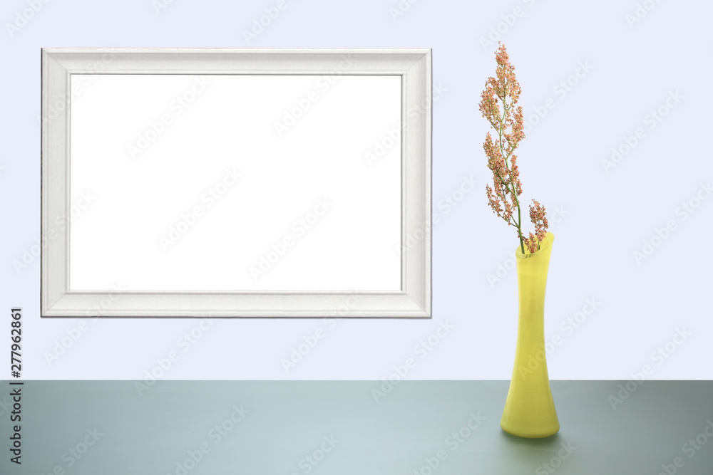 Kwiat w żółtym wazonie i rama obrazu na ścianie, reklama, tekst. - obrazy, fototapety, plakaty 