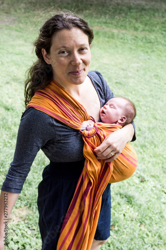 Photos Mère portant son bébé en écharpe