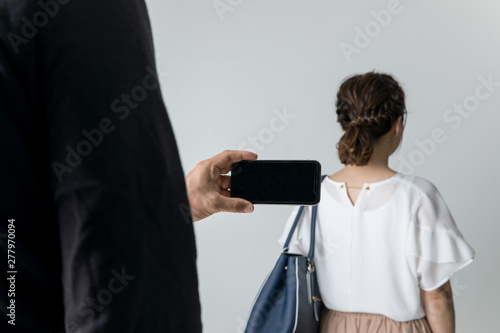 女性を盗撮する男性 photo
