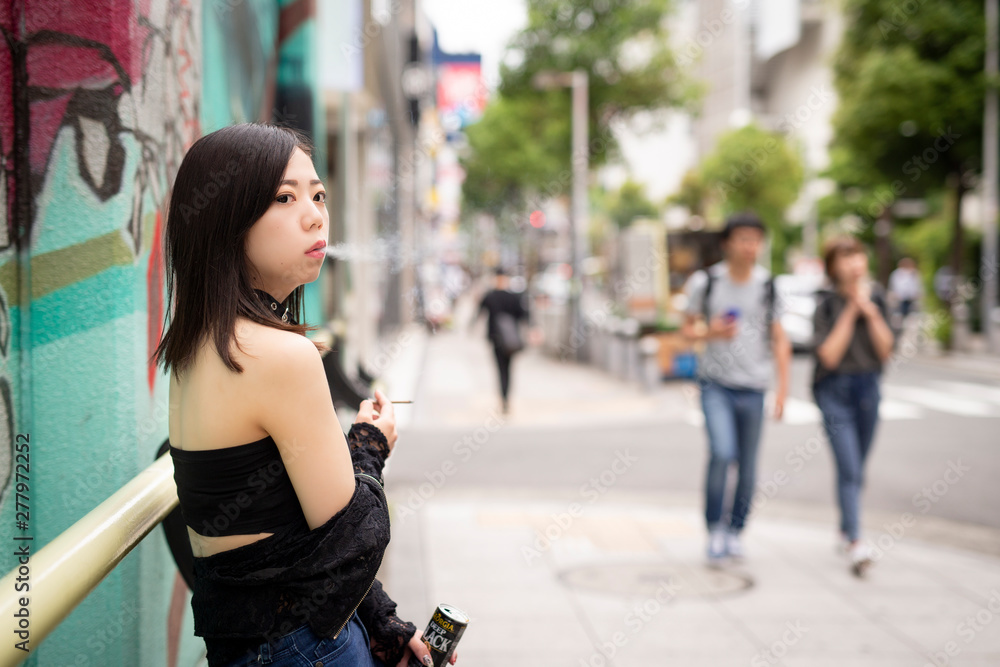喫煙する若い日本人女性 喫煙する若い日本人女性