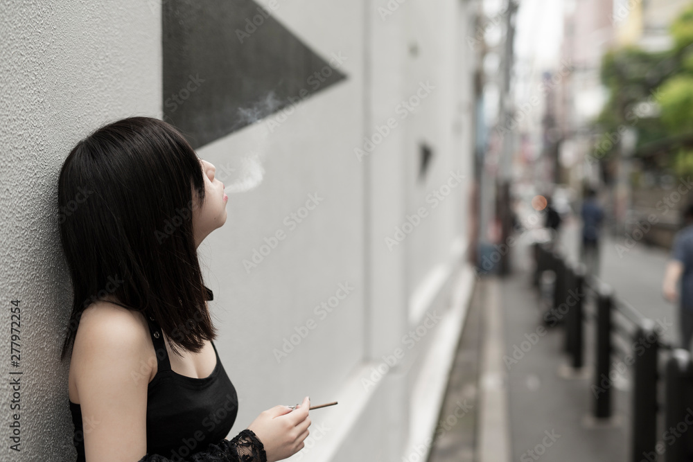 喫煙する若い日本人女性 Stock Photo Adobe Stock