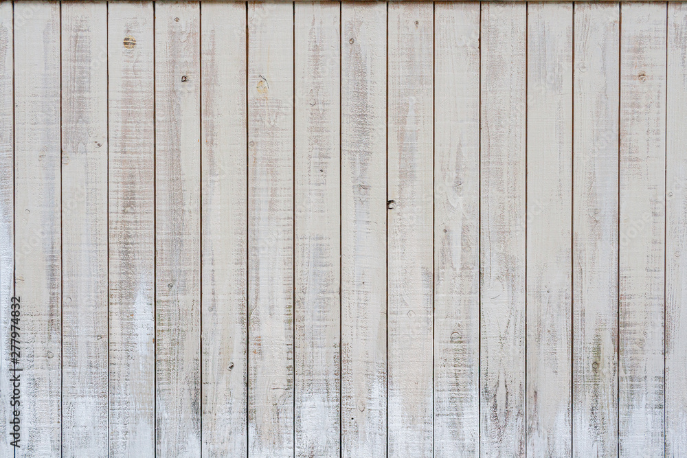 Naklejka premium 白い塗料で塗られた古い木の壁