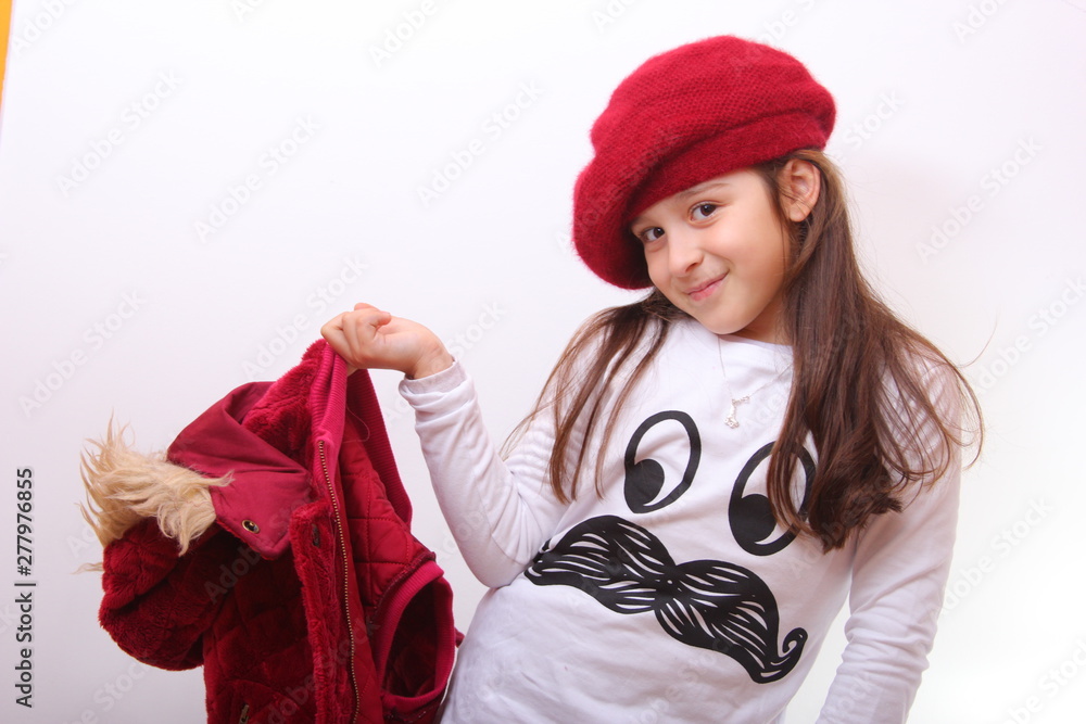 Niña con boina posando moda infantil Stock Photo | Adobe Stock