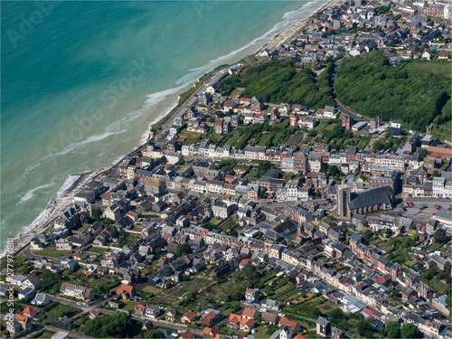 vue aérienne de la ville d'Ault dans le département de la Somme en France photo