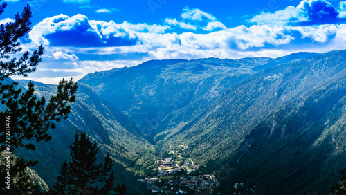 Rjukan norweskie miasto w dolinie © Dreamnordno