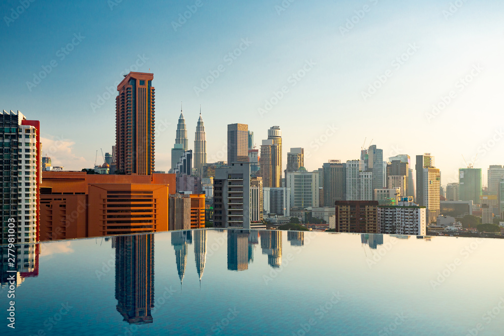 Naklejka premium Widok na basen z panoramą Kuala Lumpur