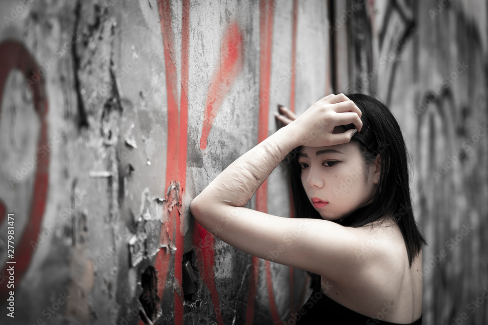 苦悩と向き合う人物 リストカットの跡がある美しい日本人女性 苦悩と向き合う人物 リストカットの跡がある美しい日本人女性