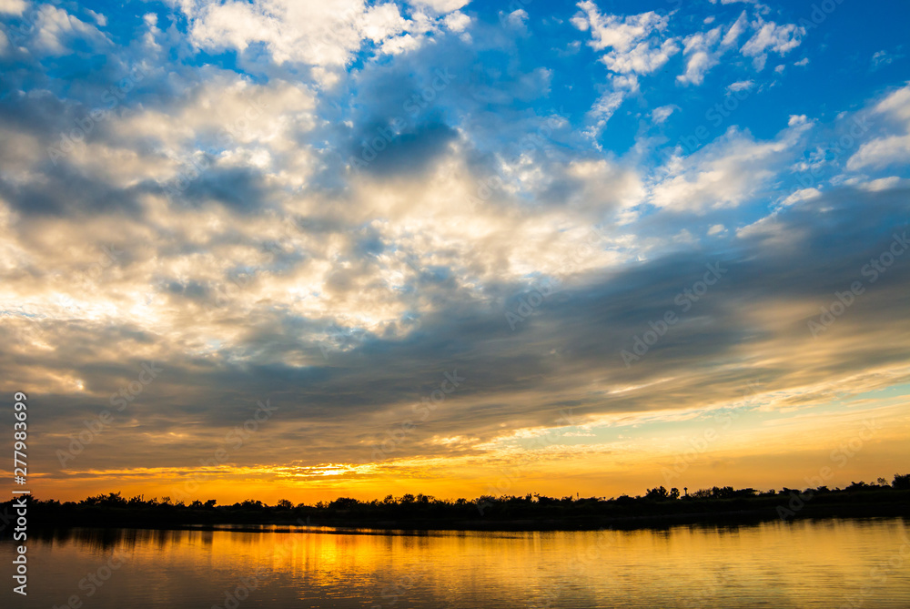 Obraz premium colorful dramatic sky with cloud at sunset.