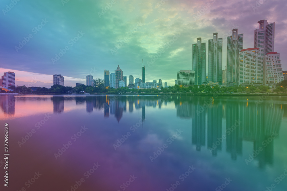 Obraz premium City building with water reflection before sunset