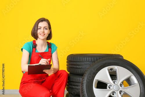 Young female mechanic in un...