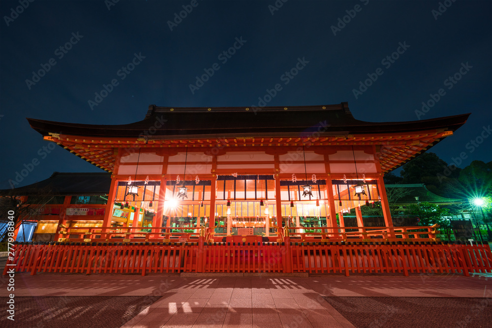 Fototapeta premium 京都 伏見稲荷大社の夜景