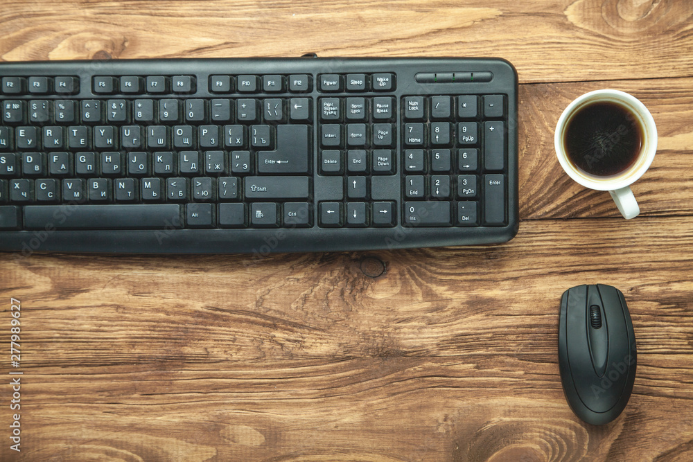 Computer keyboard and coffee on wooden desk. - obrazy, fototapety, plakaty 