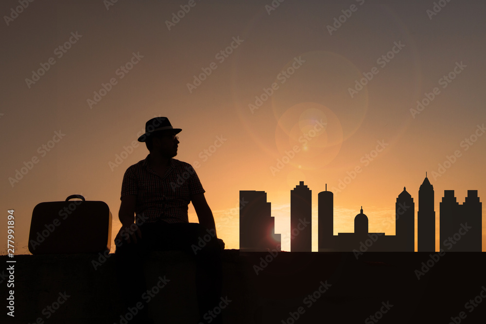 Traveler facing the skyline of the city of Atlanta in the United States