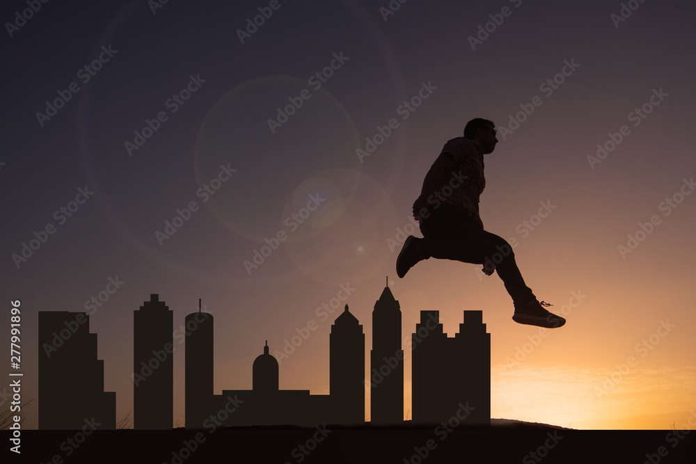 Traveler facing the skyline of the city of Atlanta in the United States