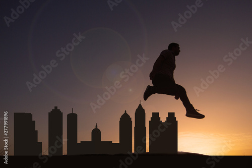 Obraz na płótnie Traveler facing the skyline of the city of Atlanta in the United States w salonie