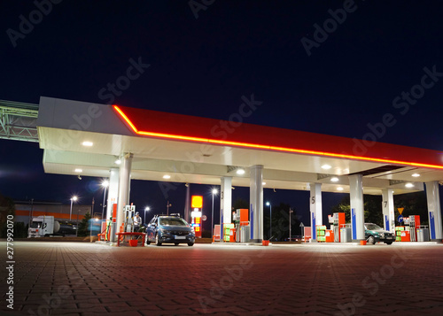 Obraz na płótnie Petrol gas station at night with lights w salonie