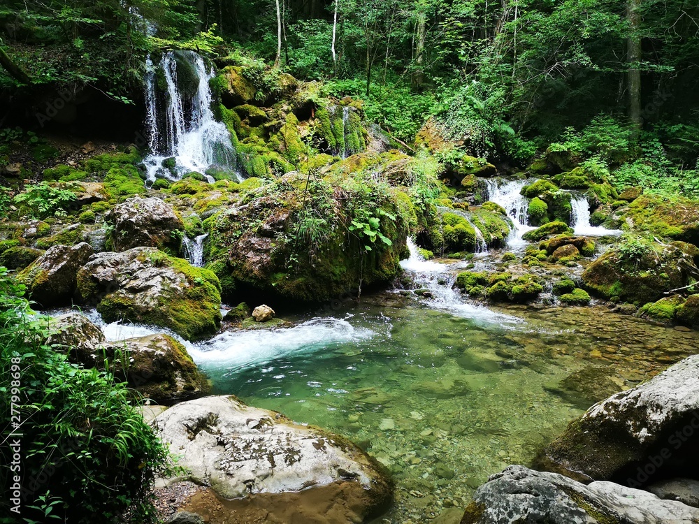 Fototapeta premium wilder Wasserfall in den Alpen