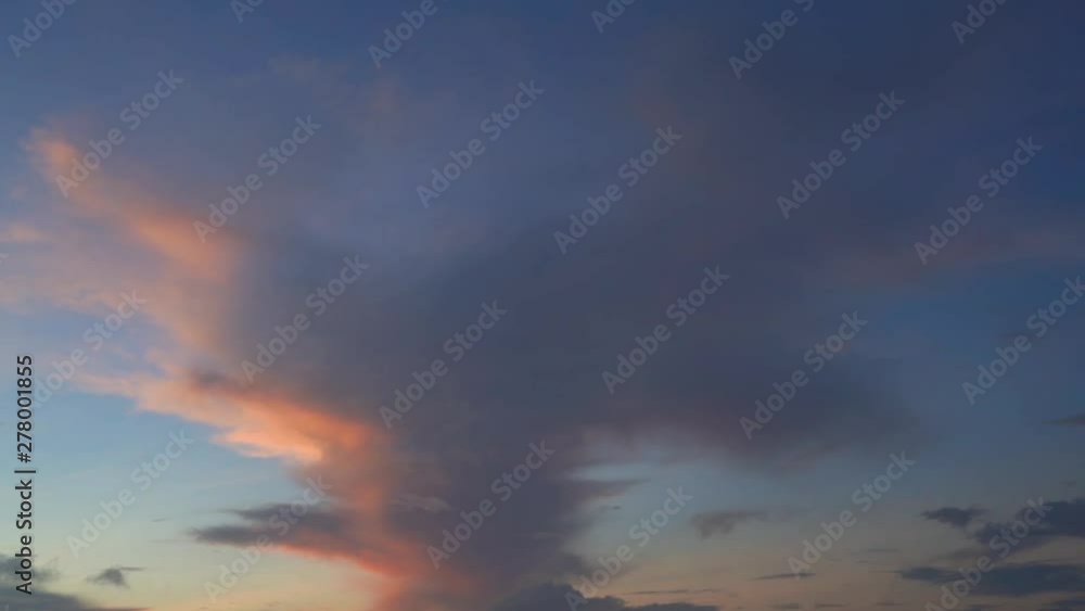 明け方の空と流れる雲