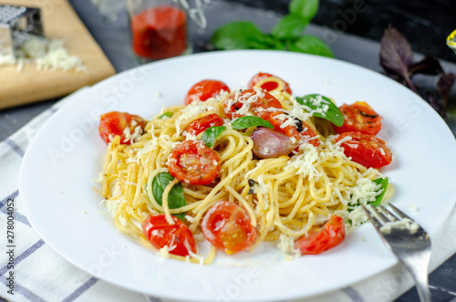 Fresh pasta with garlic Cherry Tomatoes and basil. Delicious Pasta Plate. Spaghetti. Italian food. Italy. Roma. Fine dining. Healthy food. Vegetarian. Healthy food