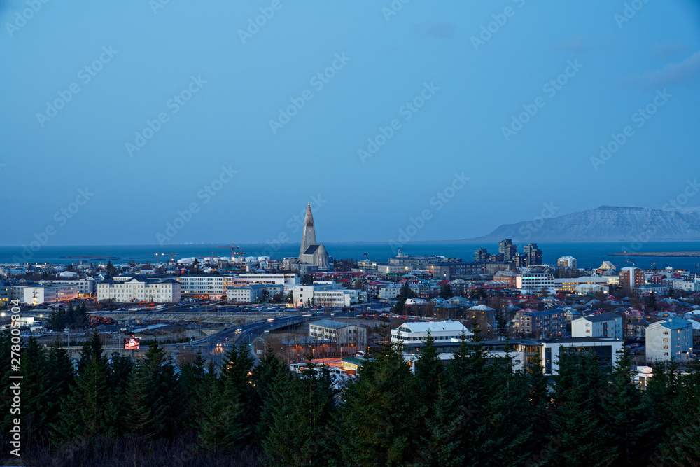 Obraz premium High Quality 120° Panorama of Reykjavik city after sunset during winter with snowcapped mountain view in the background from perlan (pic 1/7)