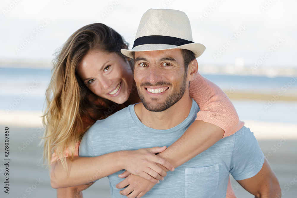 Fototapeta premium portrait of a couple hugging on beach