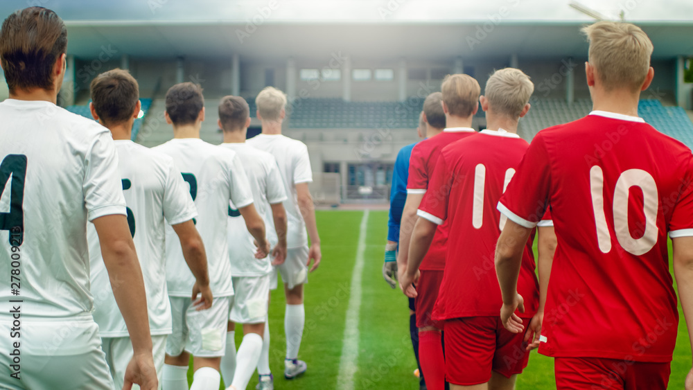Fototapeta premium Dwie profesjonalne drużyny piłkarskie opuszczające boisko po udanym meczu. Opuszczenie stadionu po zakończeniu meczu, przerwa.