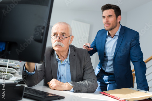 Φωτογραφία senior manager in a discussion with a younger colleague
