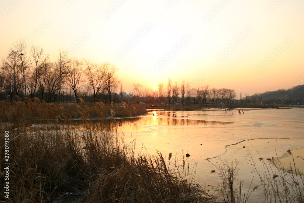 Obraz premium Sunset mood on the lake park