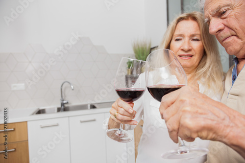 Fotografie COUPLE SENIOR BUVANT DU VIN ROUGE