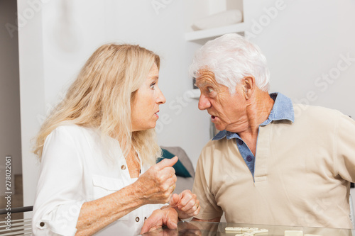 COUPLE SENIOR EN PLEINE DISPUTE