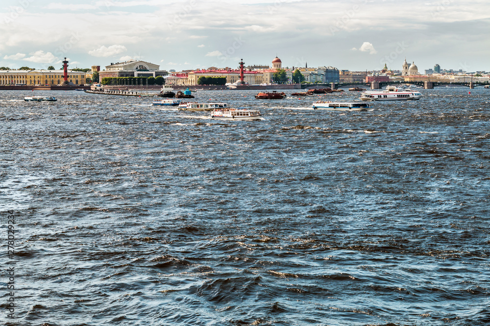 Φωτογραφία view of the city and the waterway of the Neva river in St