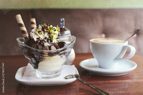 Italienisches Eis Becher mit Schokolade und Cappuccino Kaffee  photo