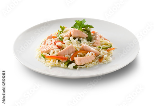 Ensalada de salmón sobre fondo blanco. salmon salad on white background