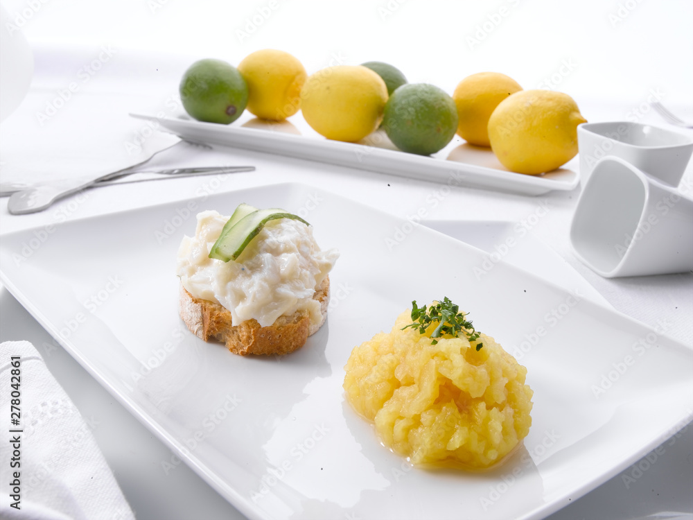 pescado con lima y pepino  y compota de manzana. fish with lime and cucumber and applesauce.