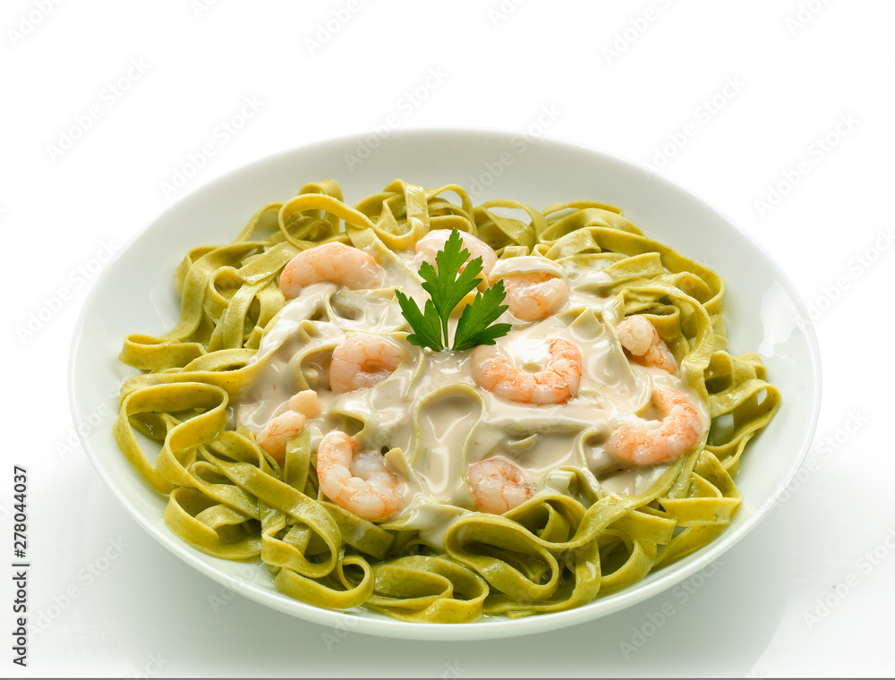 spinach noodles with prawns. Tallarines de espinacas con gambas.