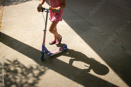 Ombre et jambe d'une fillette avec sa trottinette © Franck Chapolard