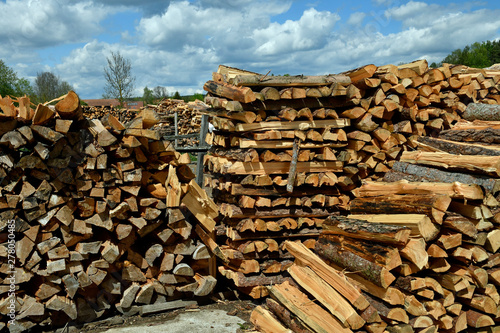 brennholzstapel im bauerndorf 