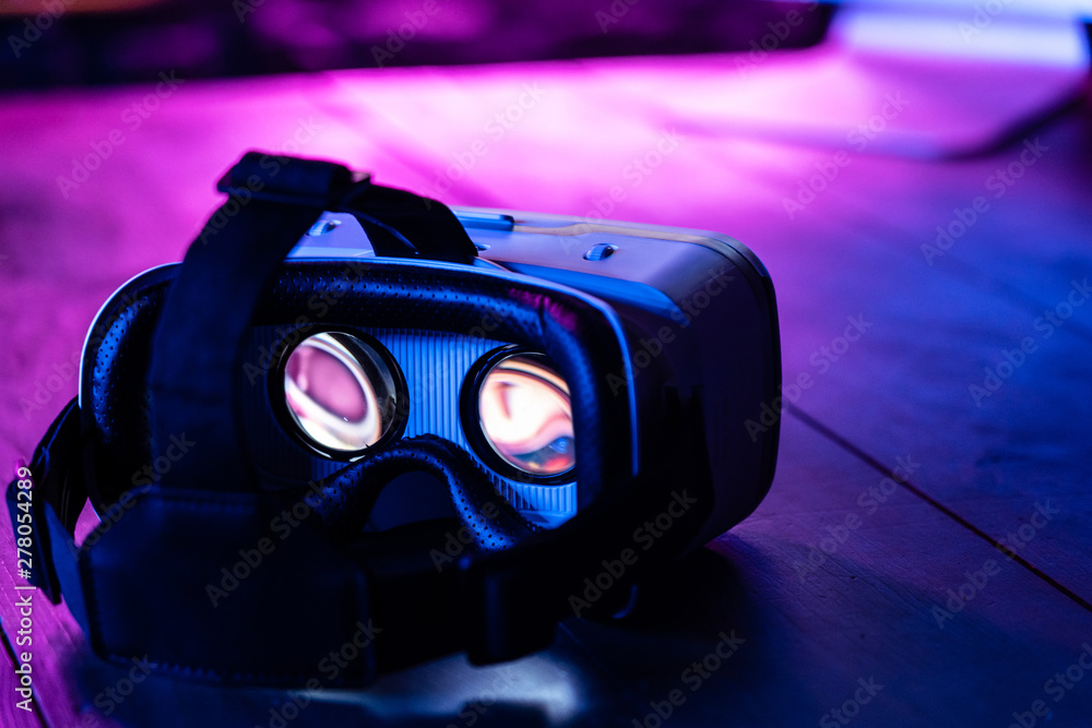 3d 360 vr headset glasses goggles lenses in futuristic purple neon light on  table, virtual augmented ar reality innovative party experience digital  mobile technology background concept, close up view foto de Stock