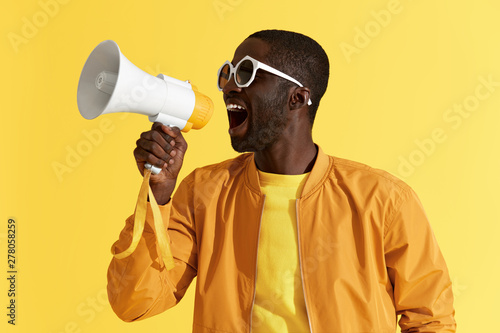 Fotótapéta Advertising. Man screaming announcement in megaphone portrait