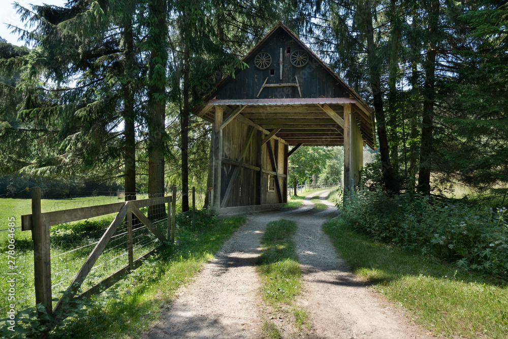 Alte überdachte Holzbrücke - Barbara Brücke mit Wanderweg am Ende der Schlichemklamm bei Epfendorf im Schwarzwald, Deutschland Alte überdachte Holzbrücke - Barbara Brücke mit Wanderweg am Ende der Schlichemklamm bei Epfendorf im Schwarzwald, Deutschland