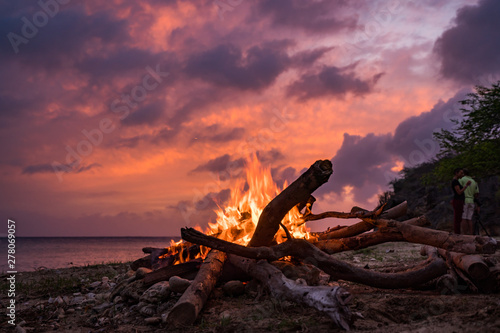 Fotografia A fantastic sunset at the beach with a bonfire and BBQ on the island of Curacaio