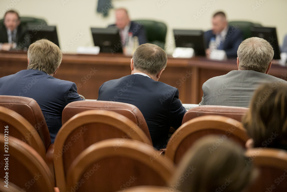 Obraz premium Session of Government. Conference room or seminar meeting room in business event. Academic classroom training course in lecture hall. blurred businessmen talking. modern bright office indoor
