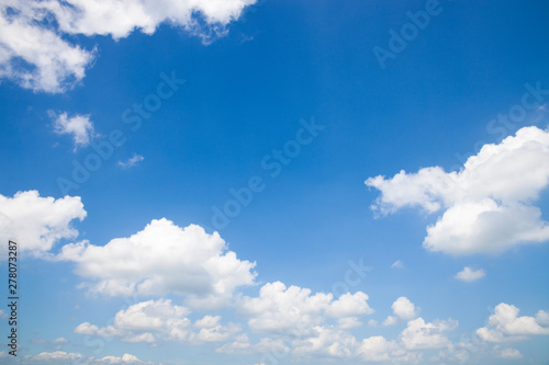 Obraz na płótnie Blue sky and clouds w salonie