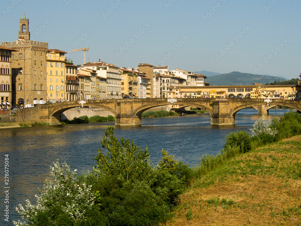 Italia, Firenze, fiume Arno e i suoi ponti.