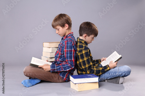 Kinder beim Lesen