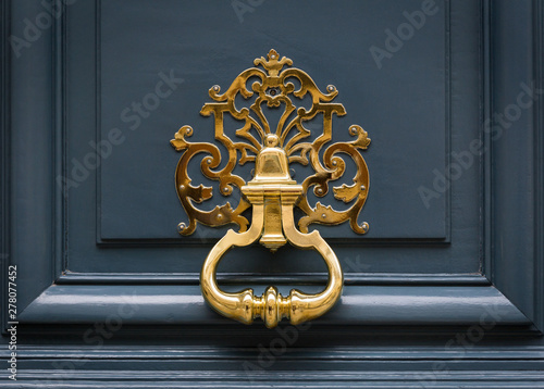 Foto Door knocker made of brass on a front door