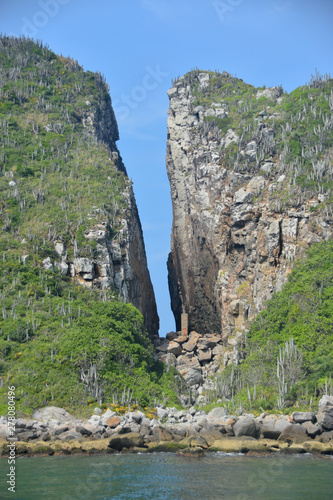 Roca con grieta terrible en una isla tropical del océano.