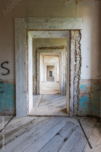 Urban exploration / Abandoned villa © Maurizio Sartoretto