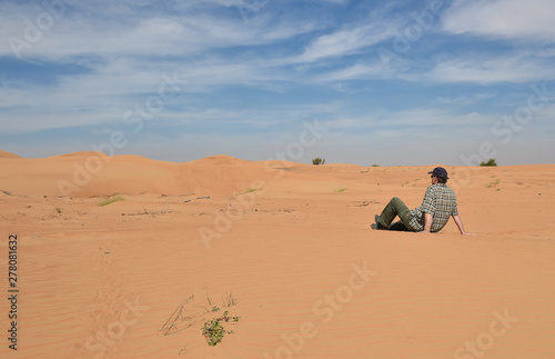 Mann sitzt in der Sandw  ste